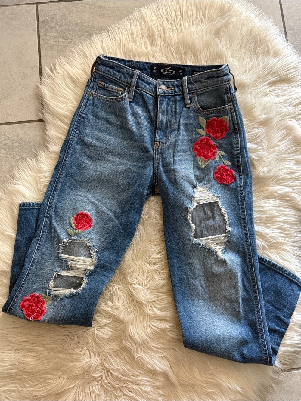 👖HOLLISTER FLORAL EMBROIDERED MOM JEANS 👖